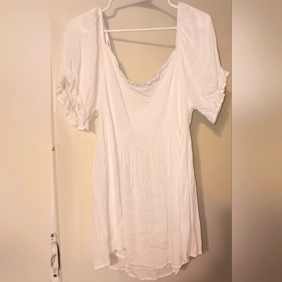 🥼White Low Shoulder Top🥼 - Picture 2 of 3